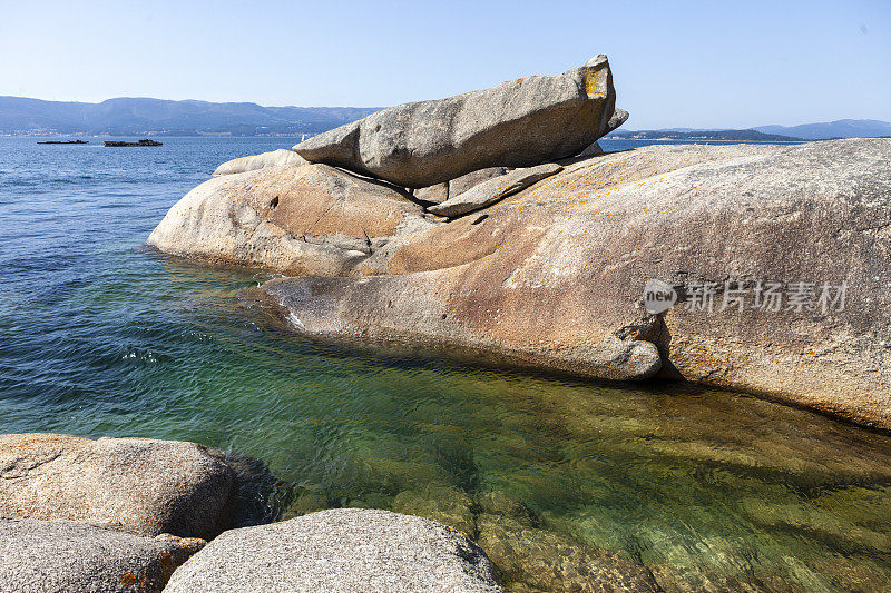 西班牙加利西亚的Rias Baixas地区，阿勒斯岛Punta Cabalo岛上的海洋岩石